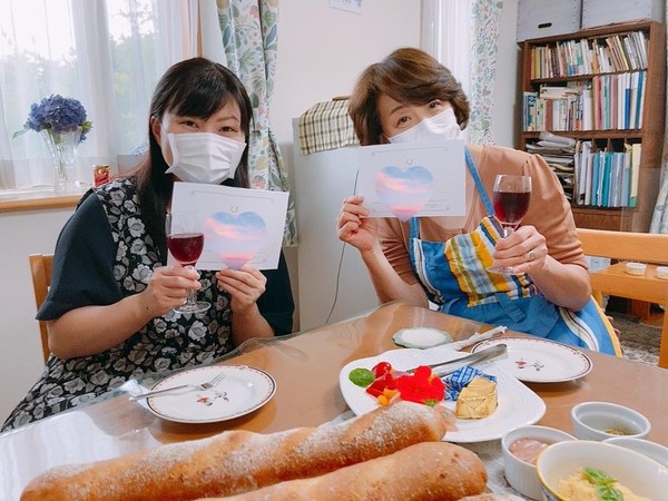 バケット3ヶ月コース修了証を手に乾杯