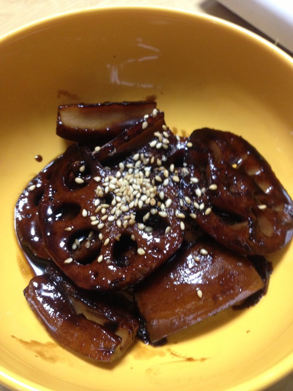 れんこんの煮物です。
韓国の煮物です。