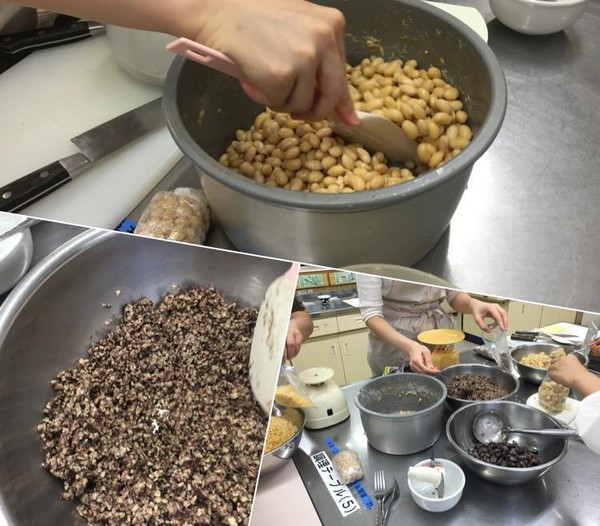 テンペ作成風景。
刻んで刻んで混ぜて混ぜて～