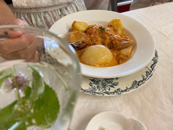 ビストロ料理の定番、若鶏のヴィネガー風味の煮込み。
