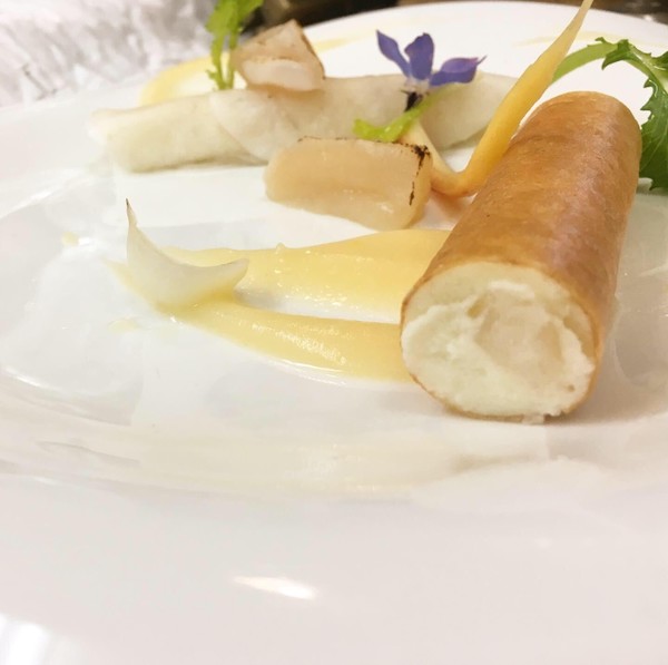 コース料理レッスンの前菜です。春巻きの皮も 上品に。