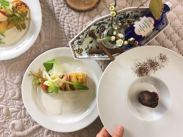 2月の お家レストランレッスンより。
お付き出しと前菜です。