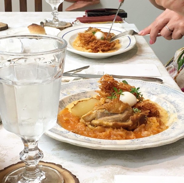鶏肉のヴィネガー煮込みは まろやかで美味しい。