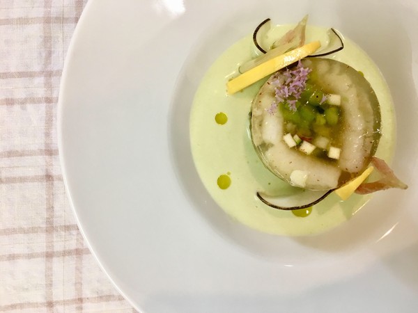 ふんわりしたハモと夏野菜のジュレ寄せ。