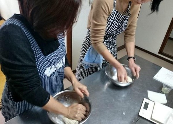 初級クラスは手ごねをします。