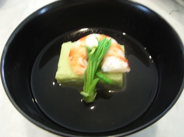 ５月の煮物椀は青豆真蒸です。
