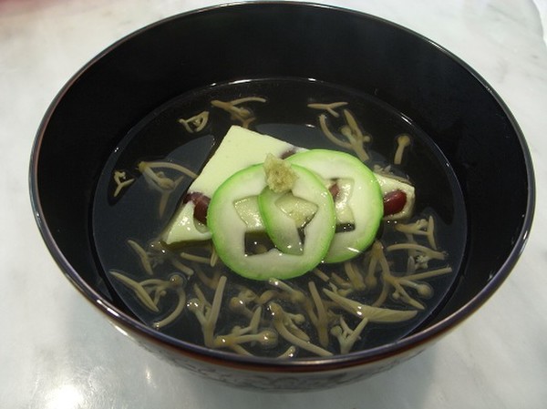 ６月の煮物椀は水無月豆腐です。　