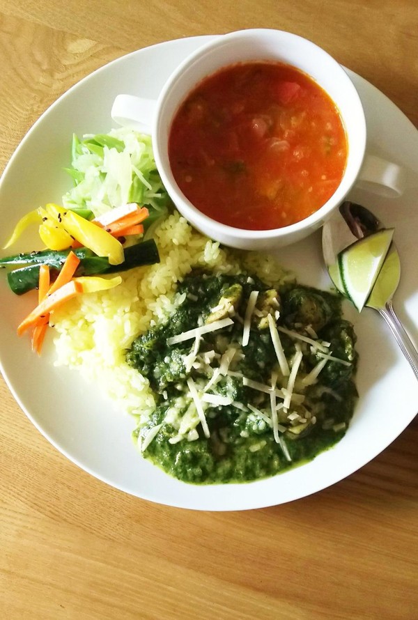 夏はカレー♪
チキンとほうれん草のカレーです