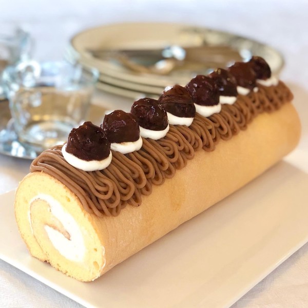 マロンロールケーキ。米粉使用のフワモチ生地