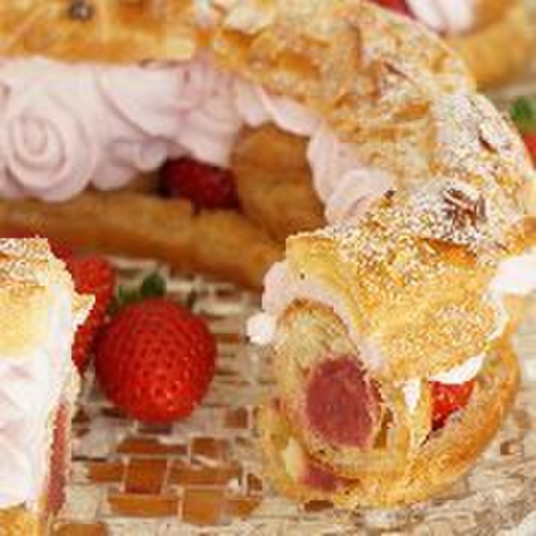 イチゴとフランワーズのパリブレスト
