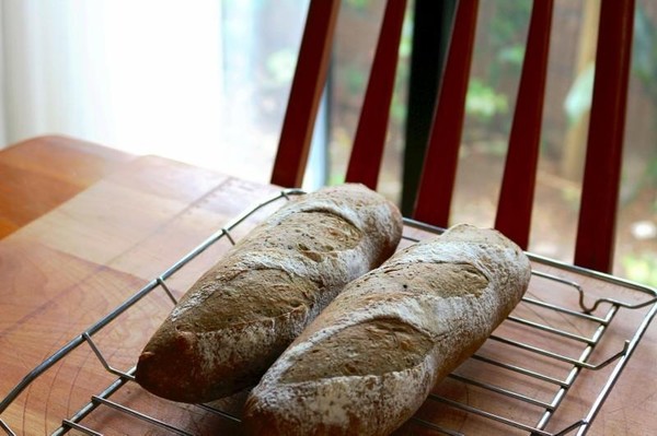 もっちり生地、よもぎ入りのフランスパン