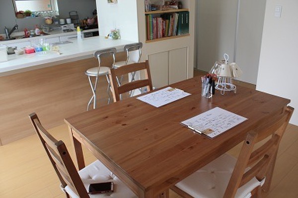 手前のテーブルでメモ、試食、奥の作業台でパンをこねます