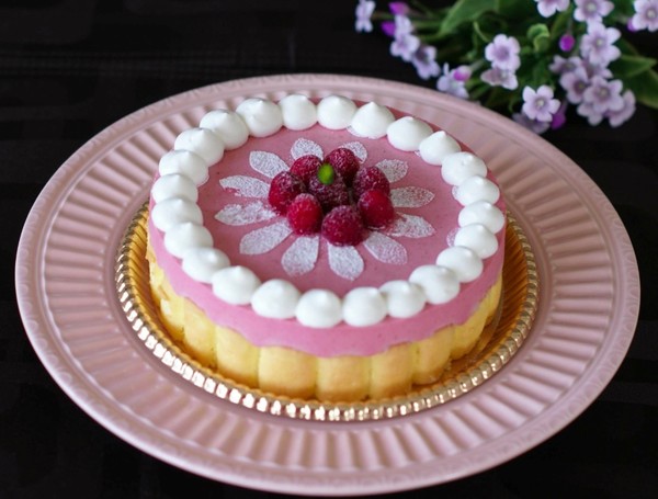 可愛いケーキと評判。『フランボワーズのシャルロットケーキ』。