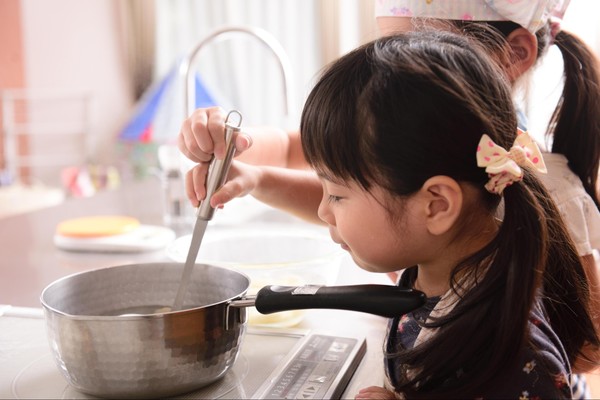 親子キッズ講座では、年齢や様子に応じて作業をアレンジします