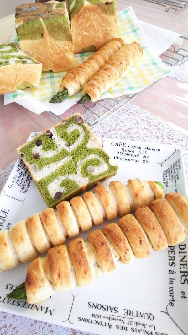 アスパラベーコンロール、抹茶とかの子豆のうずまき食パン