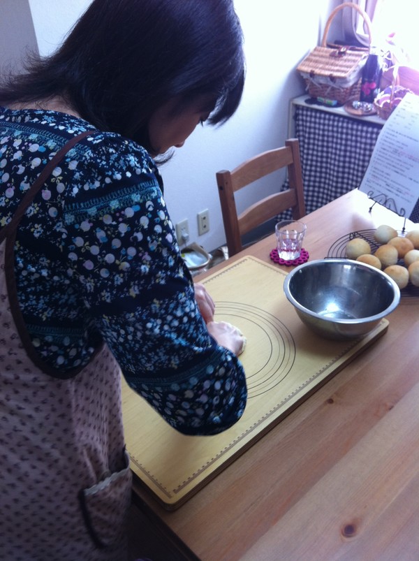真剣なまなざしで成形していますね♪