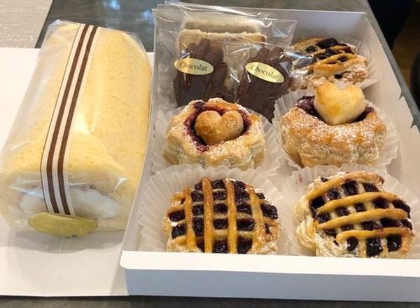 ブルーベリーパイとプレーンロールケーキ