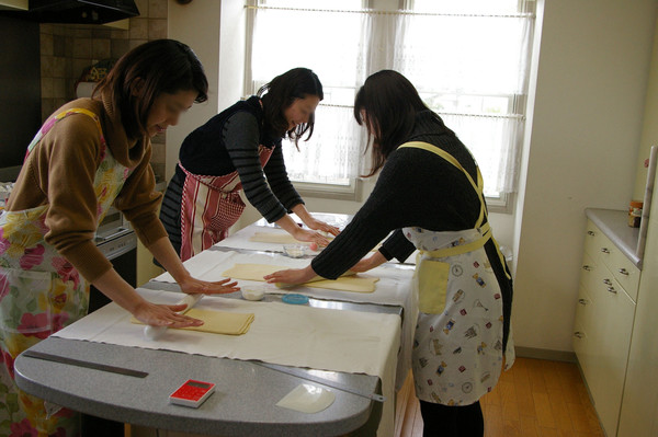 パン教室でデニッシュ生地を作成中！