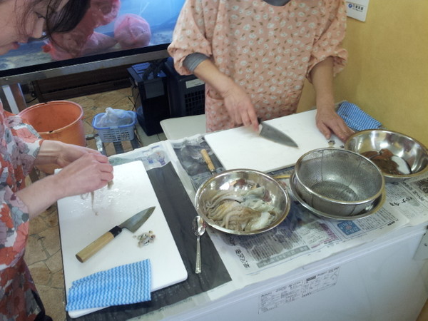魚のさばきも、少人数なので丁寧に指導できます。