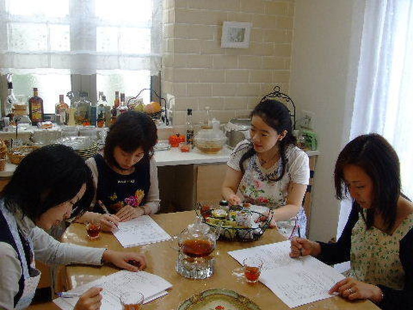 実習前のレシピ説明。みんな真剣な眼差しです。