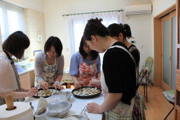 アイランドキッチンに移っての実習は、みんなで和気藹々と♪