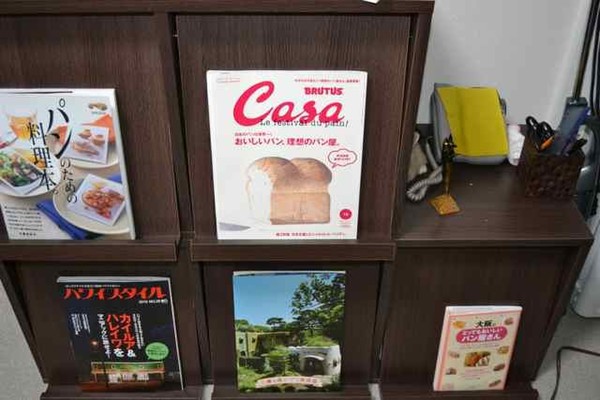 雑誌コーナーにはパンや旅行雑誌など。発酵中にお読みください☆