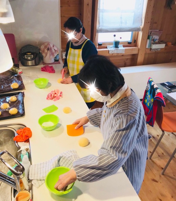 メロンパンの成形中です。