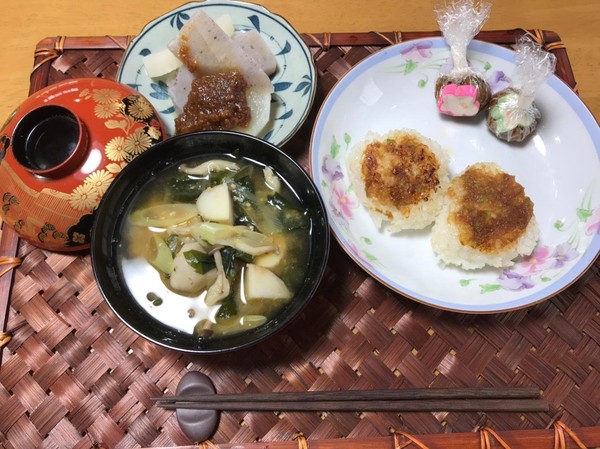 手作り味噌で、焼きおにぎり、味噌田楽、具沢山の味噌汁を試食。
