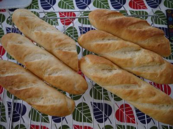 ミルククリームが入ったソフトフランスパンです。