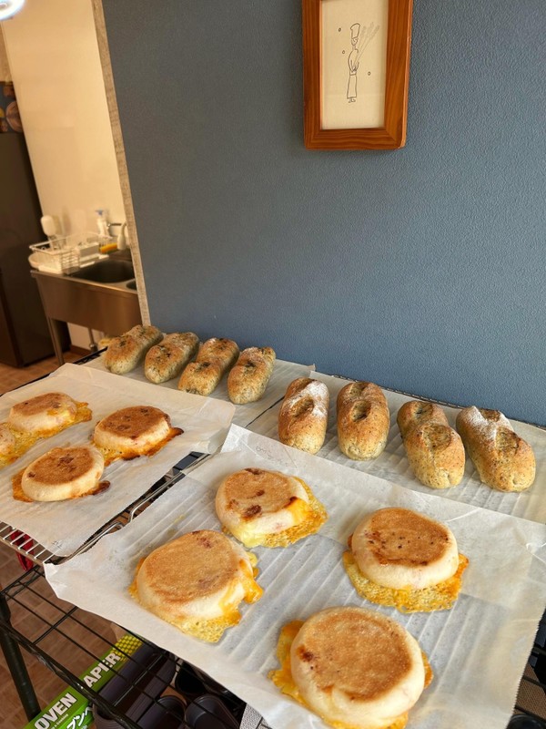 バジルと胡椒のソフトフランス・ベーコンとチーズの平焼きぱん
