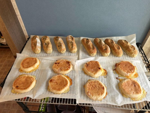 バジルと胡椒のソフトフランス・ベーコンとチーズの平焼きぱん