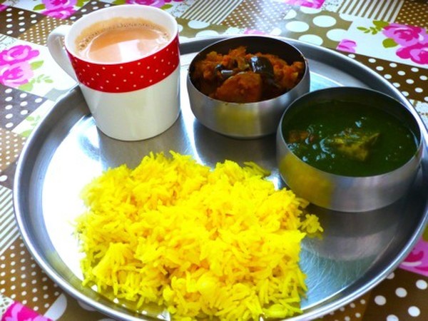 ターメリックライス,ほうれん草豆腐カレー、ナスカレー、チャイ