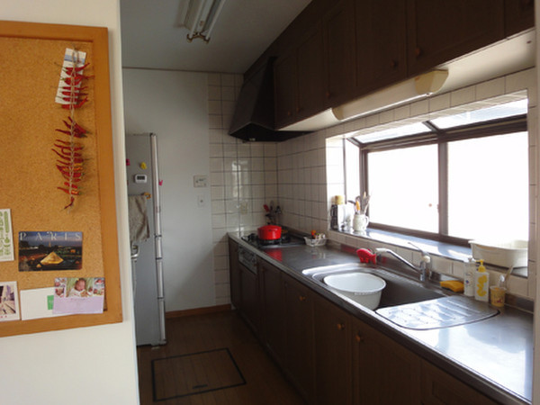 小さいけれど明るい、料理が楽しいキッチンですよ。