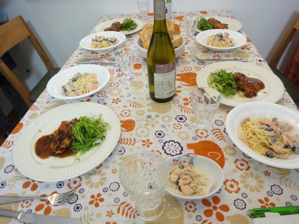 楽しくワインを囲んで試食です！