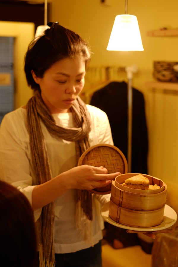 韓国伝統茶と伝統菓子の会
シルトックの作り方を説明しています