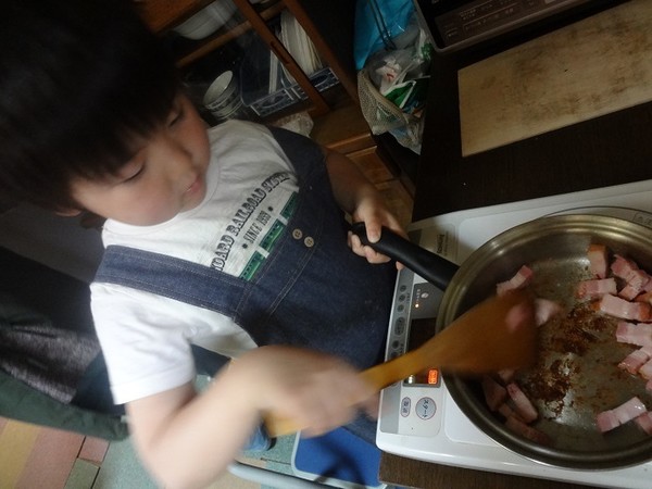具だくさんのコンソメスープに入れるベーコンを炒めて、いい香り