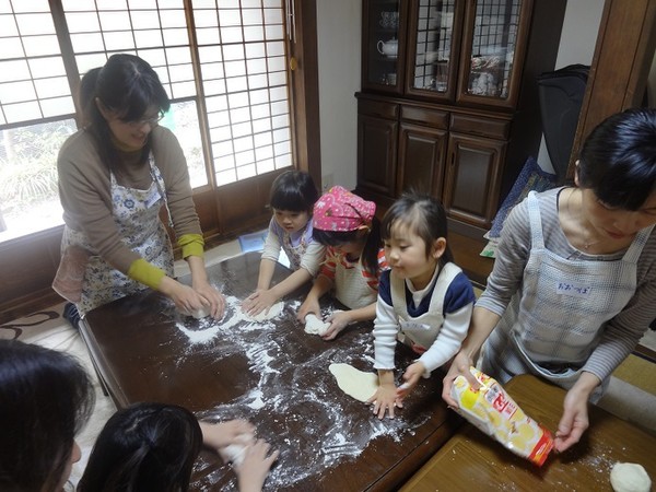 この日はみんなでピザ作り。粉からこねて楽しそう
