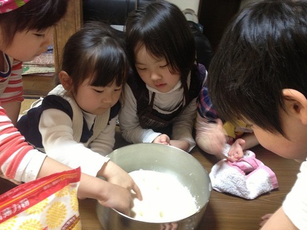 発酵したピザ生地、指で触ると気持ちいい。