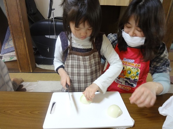 切っている姿は真剣！！