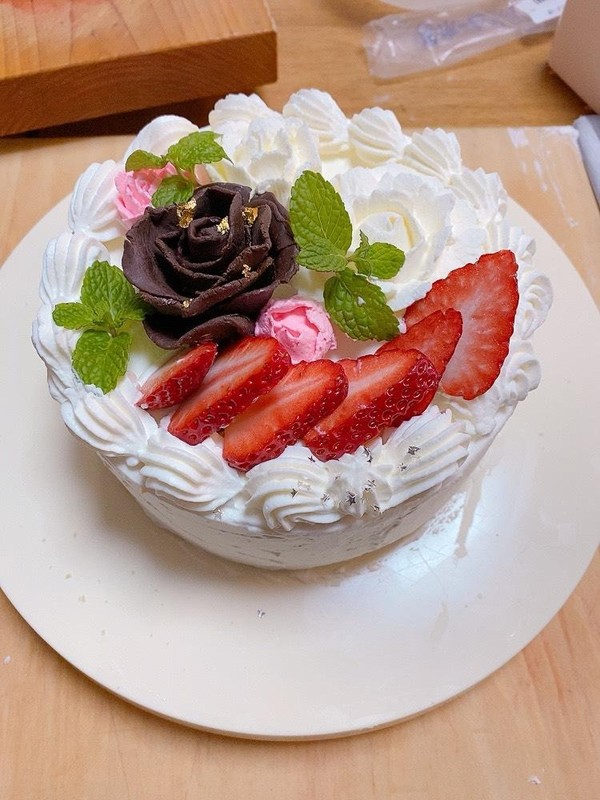 生のケーキ、チョコレートでバラの花