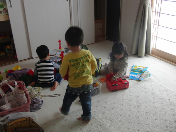 お子様連れもＯＫ！！教室から見渡せる場所に遊び場があります。