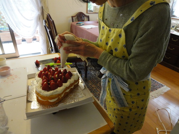 ご両親の喜寿のお祝いにハートの形のいちごケーキを