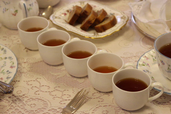 紅茶のレッスンでの試飲風景