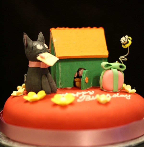 猫が好きなご友人へのバースデーケーキ。中にはフルーツケーキ。