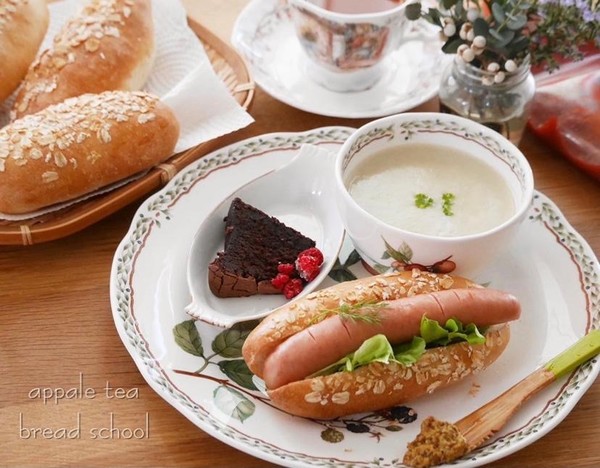 毎回季節の野菜のスープと焼き立て酵母パンで
ミニランチ！！