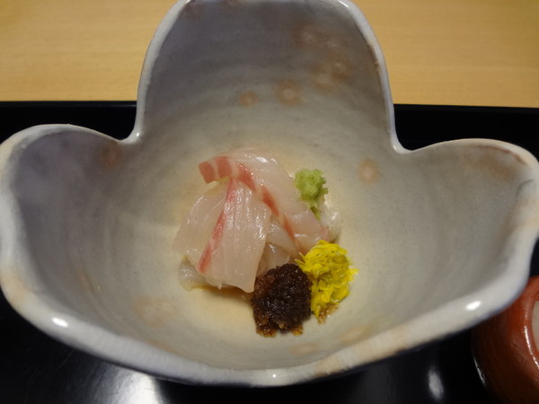 定番の鯛の昆布〆。色々応用が利く一品です。