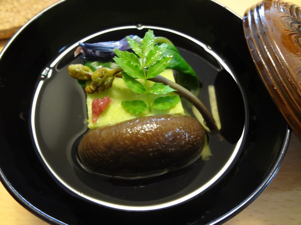 春の定番煮物椀「天豆の真蒸」です