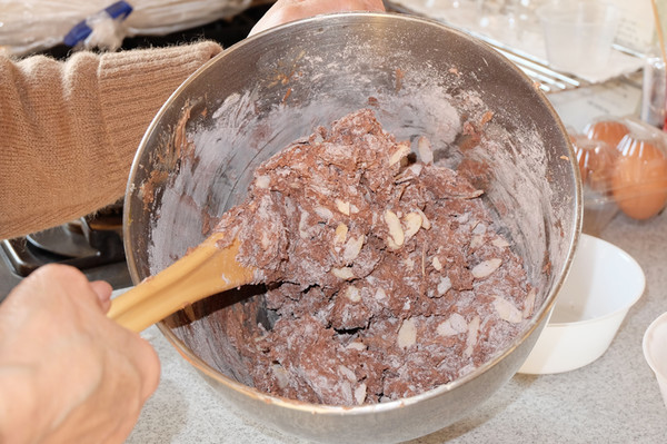 アーモンドクッキー作成中