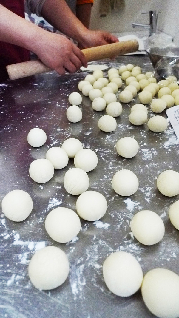 漢方餃子は、皮もつくります！たのしい♪