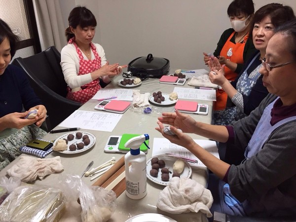 煉り切りで千代見草を作っています、真剣ですね。